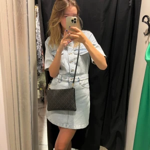 Jeansklänning - Säljer min fins kortärmade jeansklänning från Mango. Endast använd enstaka gånger💗 Köparen står för frakt.