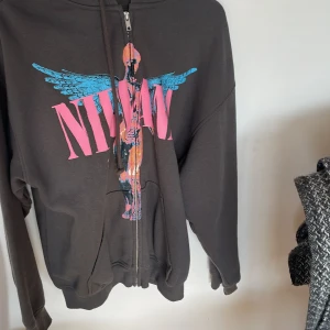 Nirvana hoodie - En nästan helt ny nirvana hoodie.inga defekter. Köptes för runt 300kr, pris kan diskuteras. Storlek XXS men skulle säga att den är mer som XS-S🩷