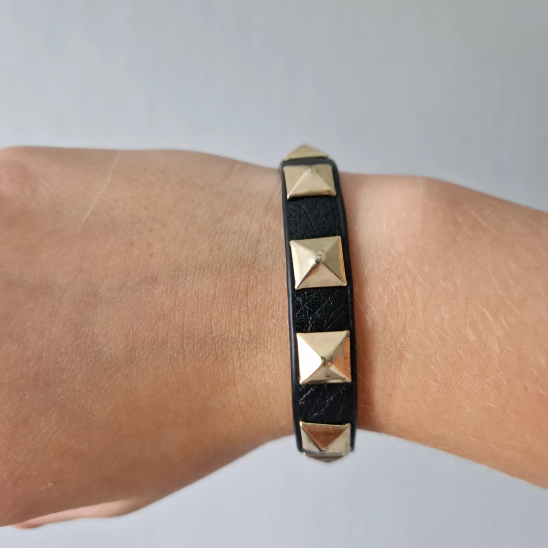 As snyggt armband med nitar!😍⚡️🤍