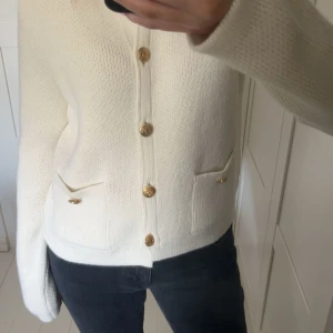 Kofta - Stilren kofta med guldknappar. Aldrig använd då jag inte använder guld!💗