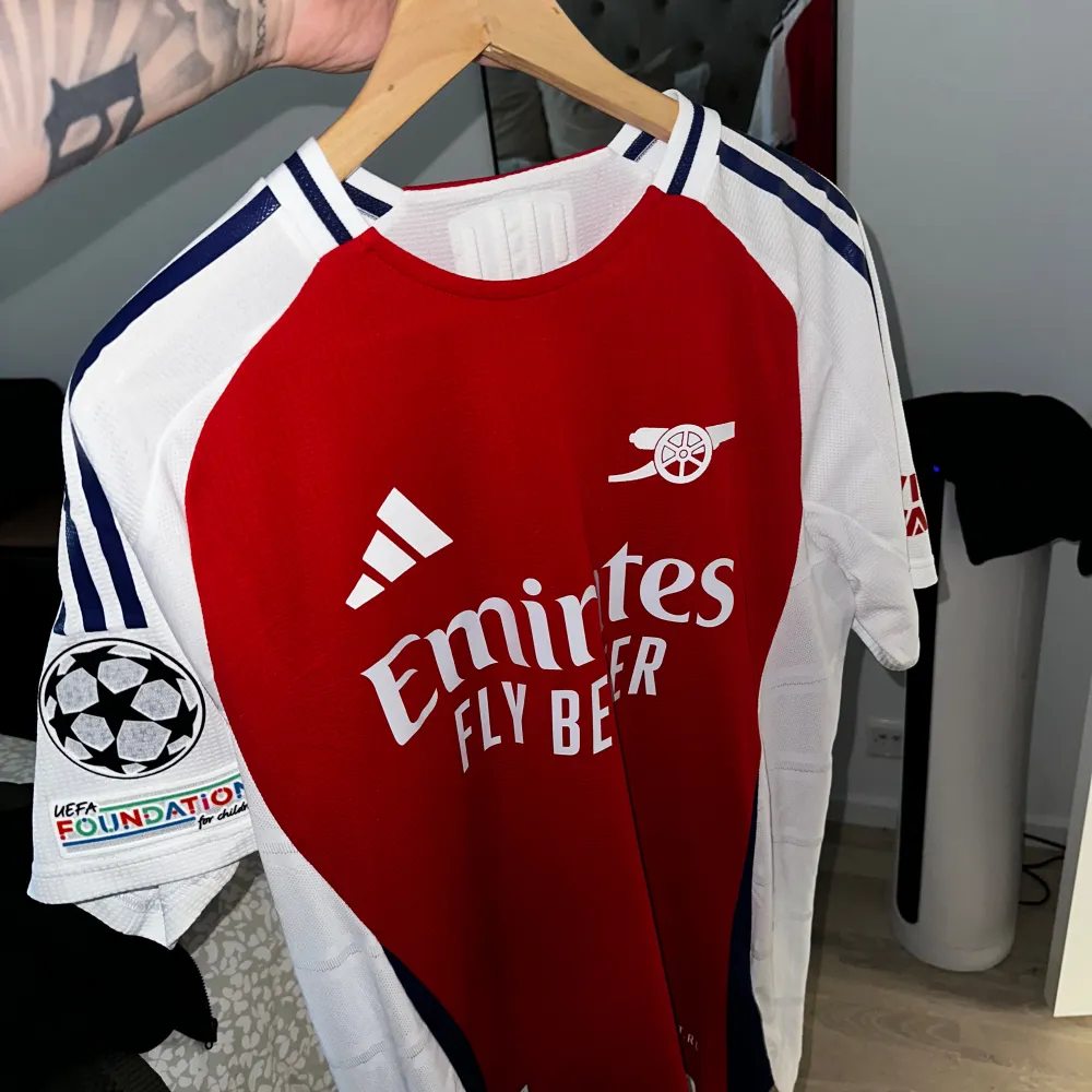 Helt oanvänd Arsenal hemmaställ 24/25 Authentic Players version, Alltså den dyrare versionen även med Champions League loggan på armen.  Ordinarie pris/ köpt för 1800kr Säljer för 1100 vid snabb affär.. Sportswear.