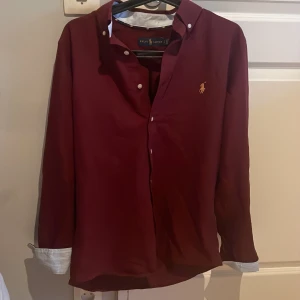 Ralph lauren skjorta  - Ralph lauren skjorta i nytt skick|| skick 10/10|| använd endast 2 gånger|| riktigt lätt att styla|| hör av er om frågor osv😃