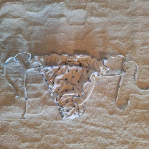 Blommig bikiniunderdel - Köptes tyvärr i fel storlek och kunde inte returnera. Aldrig användes. Bikiniöverdel kommer inte med. Går att anpassa storleken med hjälp av banden.  Färg: vitt med blåa blommor🪻🌷