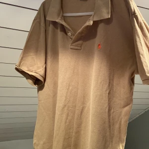 polo piké  - Skön polo piké att ha nu i sommar☀️ Skick 10/10 aldrig använd  har bra passform på storlek s-m skriv vid övriga frågor😁