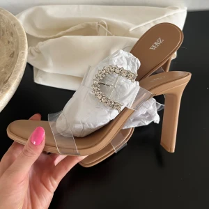 Zara klackar  - Helt nya! Klackar som jag inte hann skicka tillbaka, var för stora på mig.  Jätte snygga slutsålda klackar från Zara. Påsen till skorna följer med!