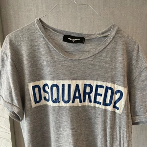DSQUARED2 T-shirt - Använd en del men tack vare kvalitén så är den som ny👌🏼 En riktigt favorit som jag tyvärr växt mig ur. Storlek M (något liten i storlek).