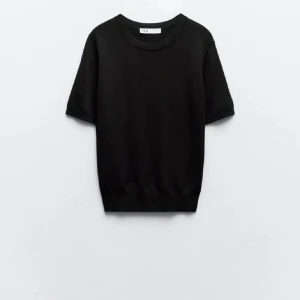 Stickad zara t-shirt  - Säljer min stickade zara t-shirt pga ingen användning, aldrig använd och har inga defekter💗💗