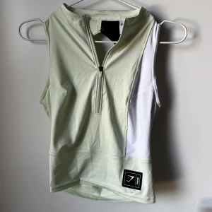 Gymshark träningstopp - Träningstopp från gymshark med dragkedja och öppen rygg. Helt oanvänd då jag ångrade färgen 