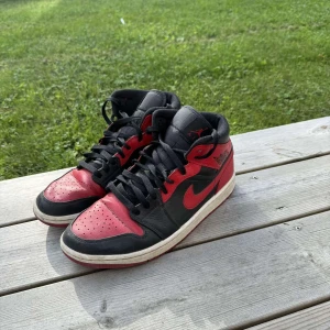 Röd/svarta höga sneakers - Röda & svarta höga Jordans. Väl använda vilket även syns på vissa ställen, mest i fram. 