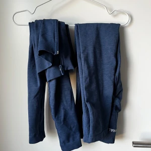 Alphalete amplify set - Amplify Leggings med buttscrunch. Alphaletes signaturleggings. Buttersmooth material o ger benen en snygg form. I nyskick då jag ångrar färgen. Säljs endast som set med tillhörande tröja 