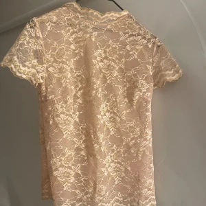 Fin spets tröja - Står ingen storlek emn skulle säga att den passar s-m 