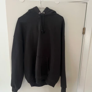 Svart hoodie - Säljer denna jättefina svarta hoodien från bikbok som knappt är använd och i nyskick💕