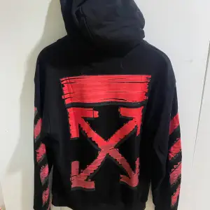 Säljer denna feta off white  Hoodie då den inte passar mig längre. Skick 9/10. Det är bara till att skriva vid funderingar eller liknande 