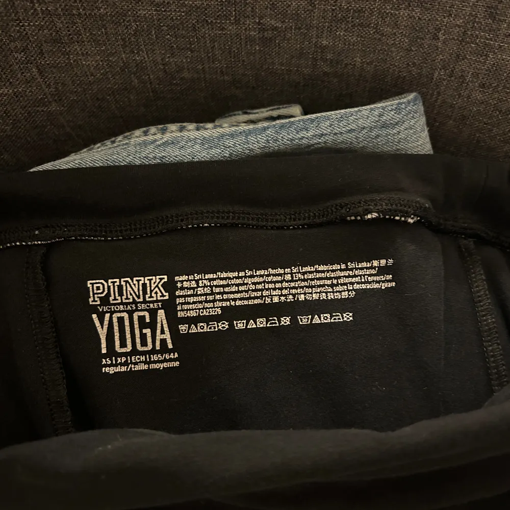 Lågmidjade yogapants från Victoria secret, ett litet hål där bak🩷. Jeans & Byxor.