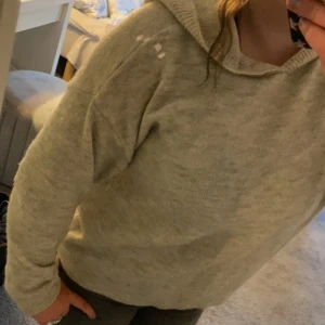 stickad hoodie - fin stickad hoodie, passar s-xl beroende på hur man vill att den ska sitta. inga defekter 💞💞