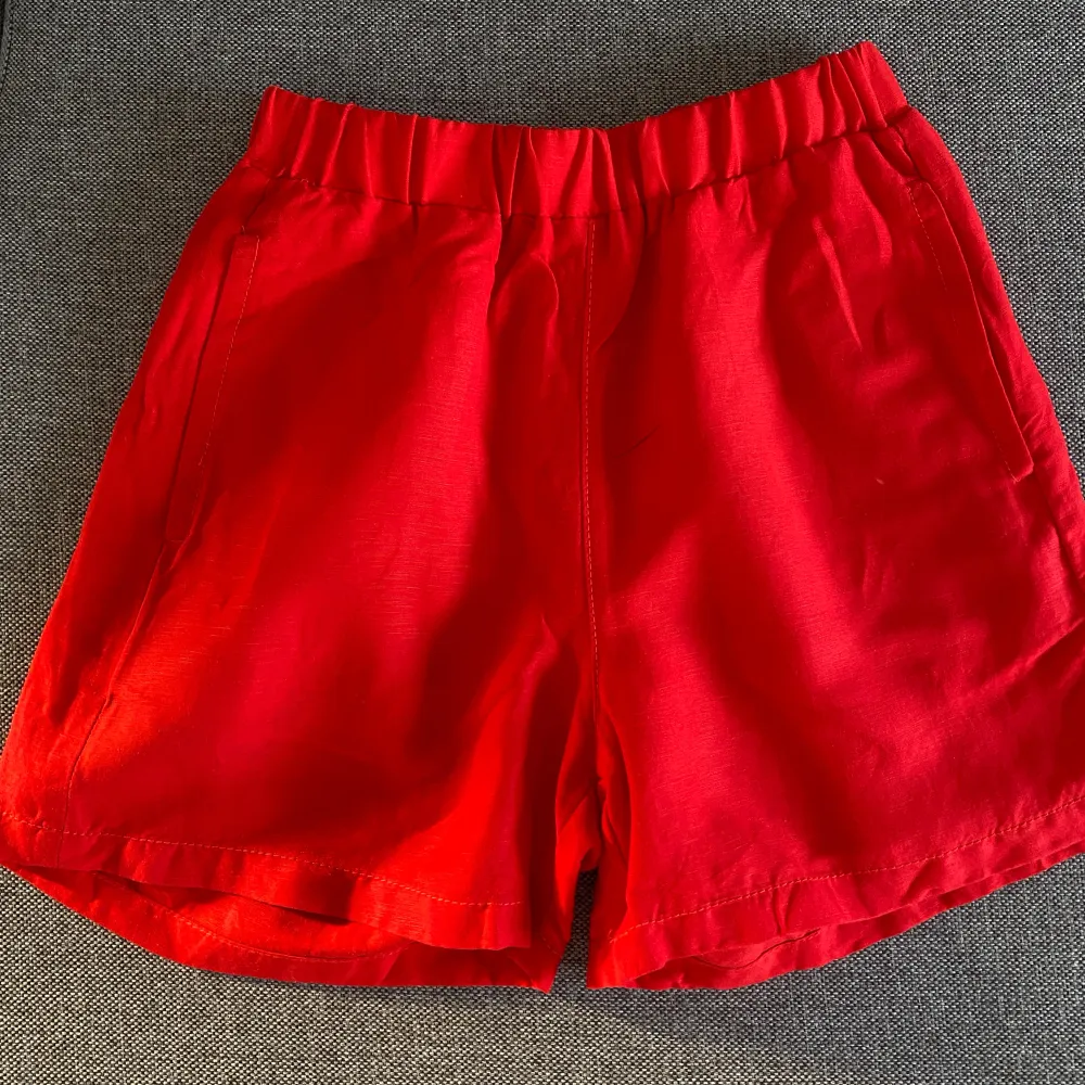 Röda shorts i 55% linne, bara använda ett fåtal gånger. Med fickor, och är även fina när man viker ner💕. Shorts.