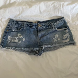 Lågmidjade korta shorts - Supersnygga låga shorts med slitningar🦋