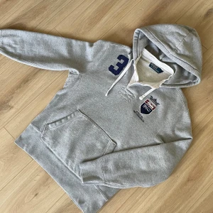Ralph Lauren hoodie  - Säljer nu denna riktigt feta Ralph Lauren hoodien som är i storlek S! Bra skick utan defekter!  Hör gärna av dig om du har frågor!
