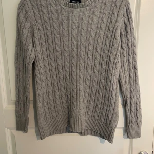 Kabel stickad tröja - En riktigt fet grå kabel stickad tröja🔥 helt oanvänd, condition 10/10🔥 perfekt till sena sommarkvällar🔥 kom privat vid funderingar/frågor🔥