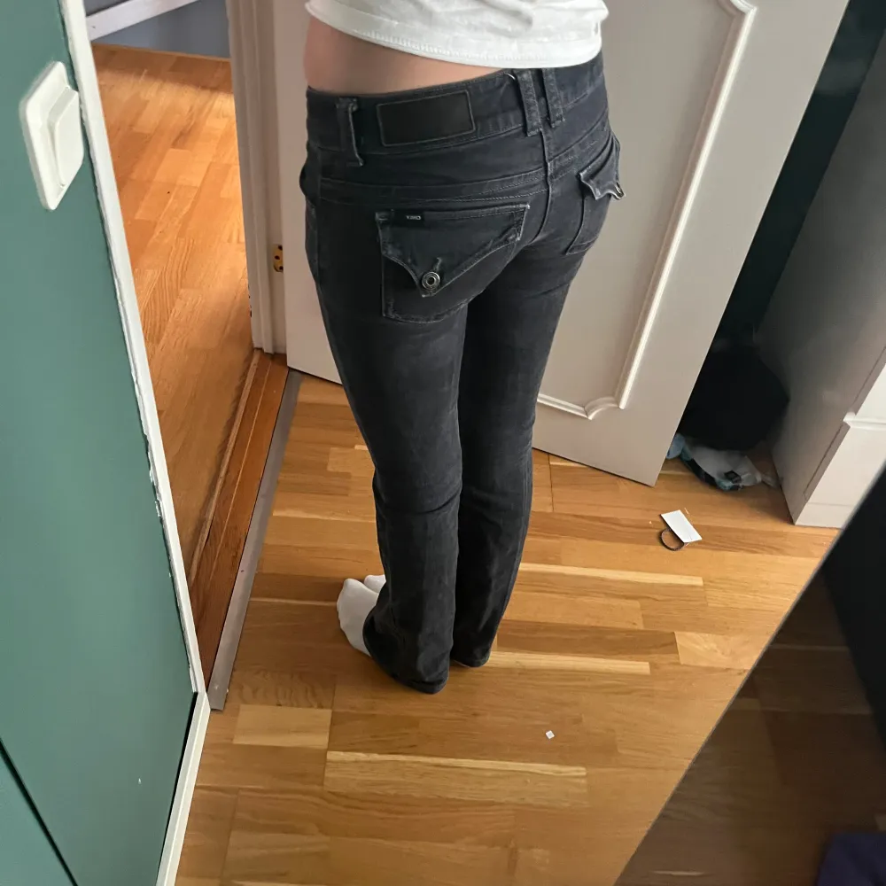 Svarta lågmidjade jeans från only. Utsydda till bootcut nere vid benen. Strl 34. Midjemått rakt över: 36 cm Innerbenslängd: 82 cm  Jag är 172cm för referens 💕💕. Jeans & Byxor.