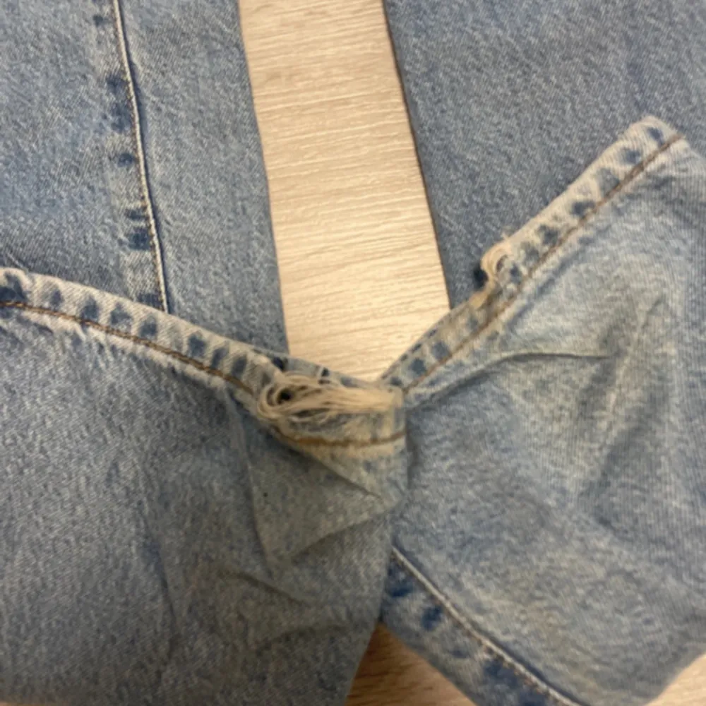 jättefina jeans från bikbok i storlek waist 24,length 32. lite slitna längst ner på byxorna annars väldigt fina. . Jeans & Byxor.