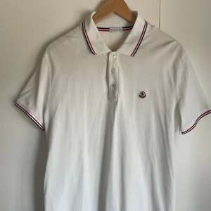 Moncler Logo Patch Polo Shirt - En Moncler pike som är köpt för några år sedan. Använd fåtal gånger, tröjan är i nyskick. Kvitto finns också. Nypris 3500.