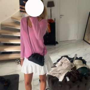 Rosa tunn stickad tröja  - Rosa tunt stickad tröja, använd ett fåtal gånger. Pris går att diskuteras 