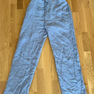 Linnebyxor Blåa - Blåa Linnebyxor i färgen Pigeon Blue bra skick sparsamt andvänd ny pris 399 storlek Medium