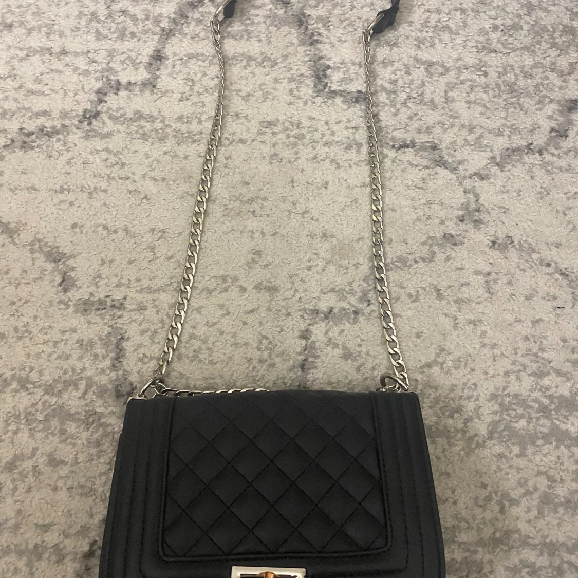 Jätte snyg väska från ur och Penn! Den har rostat lite men det är inget man tänker på och det går nog bort!