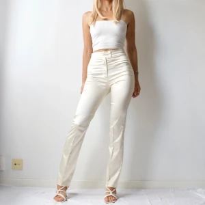 Byxor - • SILKY SHINY CHAMPAGNE WHITE TROUSERS WITH SLIM / STRAIGHT FIT  • SIZE - XS / EU 34