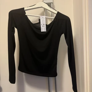 Oanvädn svart basic top - Helt oanvänd topp från gina med prislapp! Basic tröja, Pris kan diskuteras vid snabb affär💖