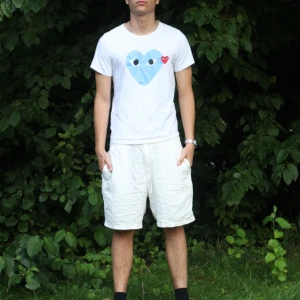 CDG T-shirt  - Skön CDG T-shirt köpt här på plick. Säljer för att den är för liten!