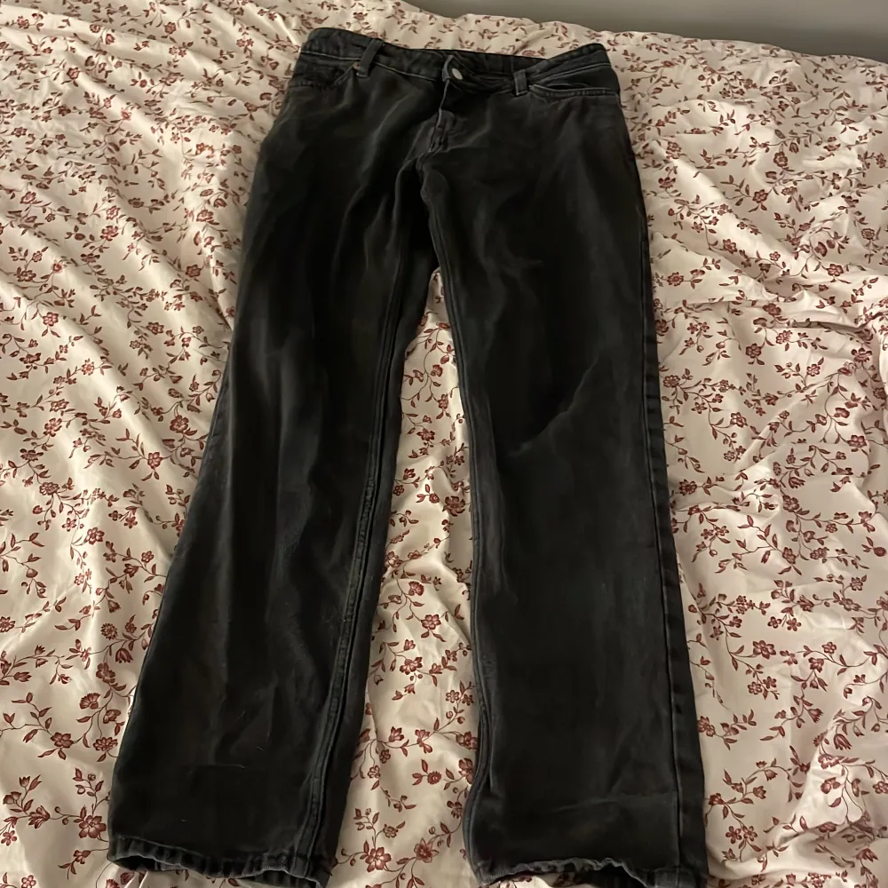 Jeans från monki, använt få tal gånger. Skicken på jeans är väldigt bra, så säljer då dom är för långa och kommer inte till användning!. Jeans & Byxor.