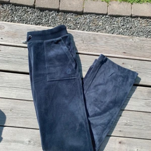 Juicy counture  - Juicy contour del Rey pocket pants i färgen night sky, strl S. Bara använda ett fåtal gånger, nypris 999kr💗