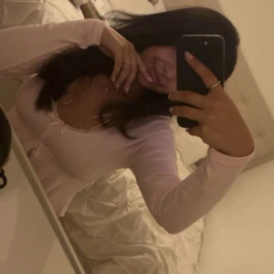 Gina topp rosa - Säljer denna söta toppen från ginatricot då jag använt 2 gånger men ingen användning för nu. Toppen är i storlek S , Med tanke på att jag köpt den för inte så länge sen så säljer jag den för 150kr (original pris 250kr). Hör av er vid intresse💕