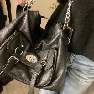 Väska  - Jättefin väska som ej kommer till användning! Väskan har ett kortare band och ett längre band så man kan ha den på olika sätt vilket jag älskar!💗 hör av er vid frågor osv! 