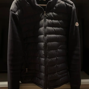 Moncler cardigan - Tja! Säljer denna moncler cardigan💫  Storlek L  Färg marinblå  Pris 3499kr (kvitto finns)   Inga flaws  Skriv vid frågor eller intresse💫 