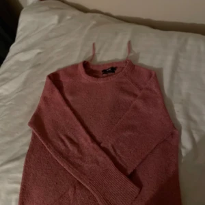 Rosa stickad tröja  - Rosa stickad tröja. Den är från bik bok. Använt den ett par gånger. Ganska skön material. Storlek S. 