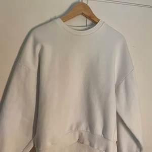 Tröja - Vit sweatshirt från Gina tricot