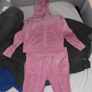 Rosa juciy sett -  jag har fler bilder så tveka inte att höra av dig☺️ Rosa juciy sett, både tröja o byxorna. Kommer tyvärr inte ta emot någon prutning på denna. Använd fåtal gånger och mycket gott skick, inga fel. Använt ca 2 gånger, säljer pågrund av att de