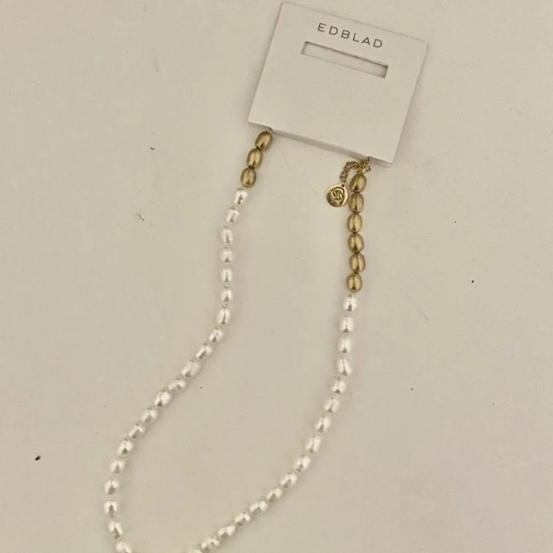 Letar eftersom Edblad pärlhalsbandet 