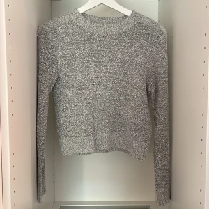 Grå stickad tröja - Grå stickad tröja. Använd fåtal gånger och har inga defekter. Är från Divided.
