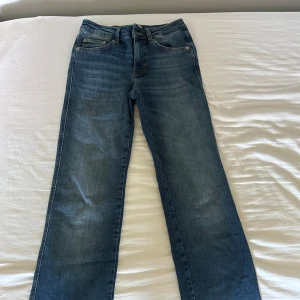 Lager 157 jeans - Blåa mid/low waist jeans från lager 157 i modellen 90’s boot📸 storlek xs men lite långa för mig som är 160💕bara att skriva om ni vill ha fler bilder eller undrar något. 