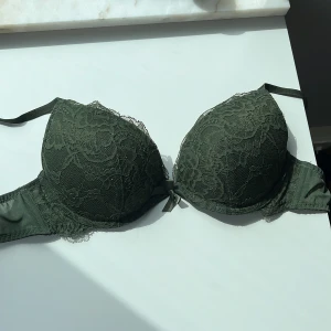 grön hunkemöller push up bh - den är knappt använd, i stolek 75B med push up o spets. väldigt skön och bra kvalité. köpte för 470 men säljer för 150kr