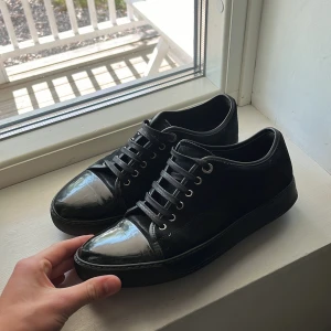 Lanvin cap toe - Säljer mina lanvin cap toe fint skick! Finns tecken på användning. Storlek uk 7 passar 42/43. Nypris 5000. Dustbag medföljer!