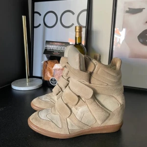 Isabel marant skor - Isabel marant skor i beige, pris kan diskuteras. För egna bilder kontakta mig❣️