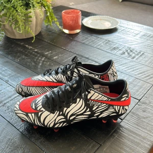 Fotbollsskor - Nikeskin neymar fotbollsskor. Knappast använda.  Storlek: 39