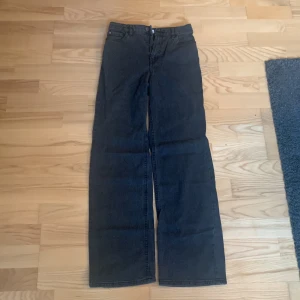 Bootcut jeans - Säljer ett par bootcut jeans från Lindex som tyvär inte kommer till användning. Jeansen är midwaist och bootcut nertill. Dem är i storlek 158 men ja skulle säga att dem sitter som en s då dem är stretchiga❤️