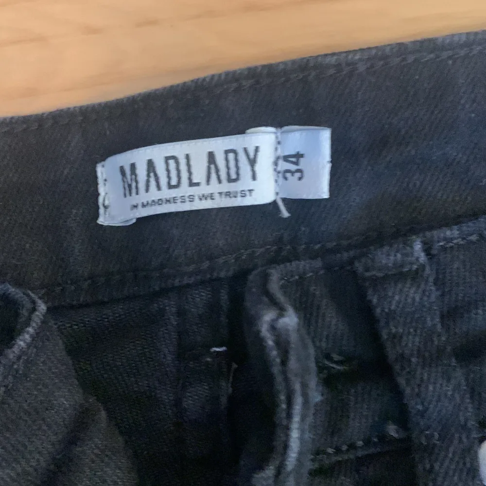 Säljer ett par svarta jeans från Madlady som tyvär inte kommer till användning. Väldigt bra skick då dem knappast är använda❤️. Jeans & Byxor.