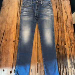 Replay anbass jeans  - Sjukt snygga Replayjeans med tvättad design😍 Nypris 1700:- 💵 Skick 10/10✅ W30 passar 31👍Hör av dig vid minsta fråga eller fundering//Legitresell